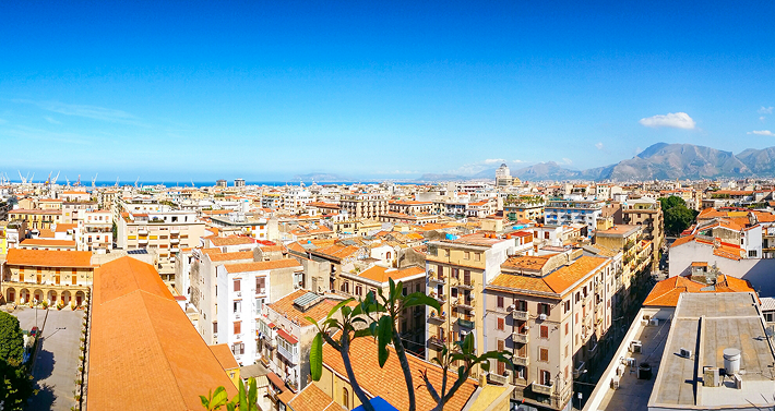 Asesor laboral cerca de mi en Málaga resolviendo dudas laborales