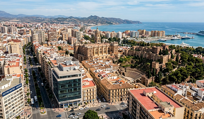Gestor administrativo en Málaga revisando documentación